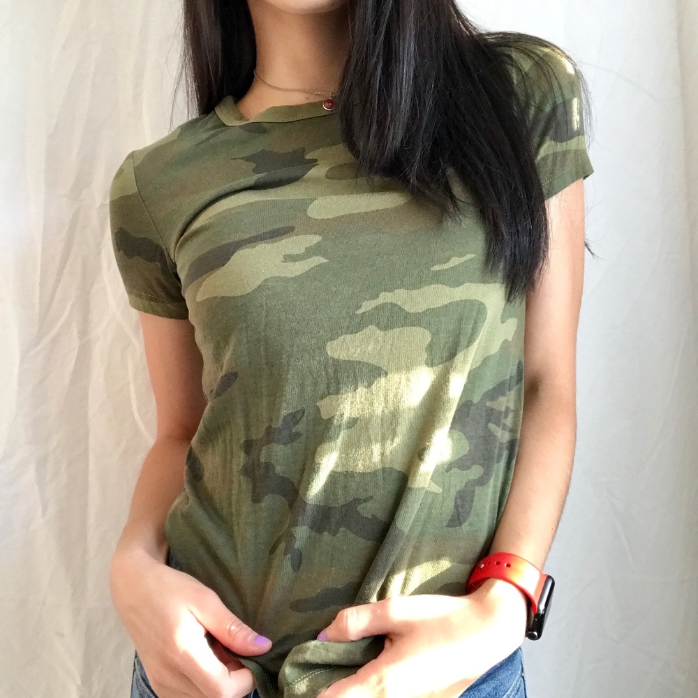 Aritzia TNA super soft short sleeve camo tee